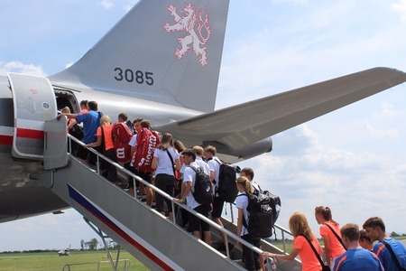 Mladé sportovce na olympijský festival do Maďarska přepravil armádní letoun