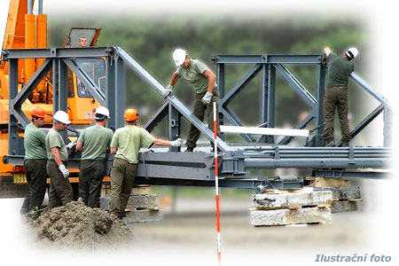 Vojáci staví první mosty v Rousínově a Chrastavě