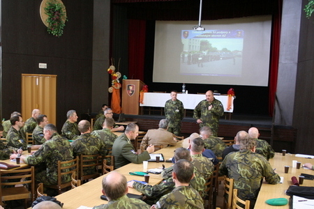 Velitelé jednotek aktivních záloh se setkali s velitelem sil podpory