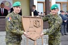 Ilustrační obrázek ke článkuLiberečtí chemici dostali ke Dni ozbrojených sil vyřezávaný znak
