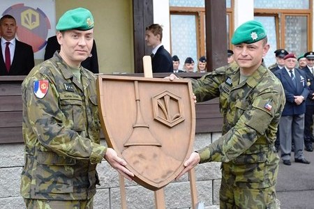Liberečtí chemici dostali ke Dni ozbrojených sil vyřezávaný znak