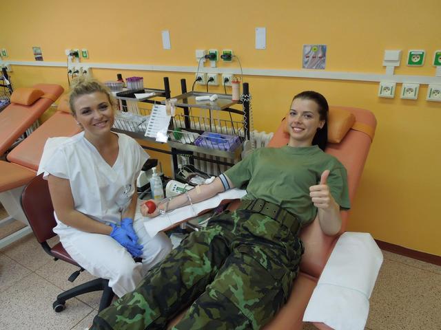 Vojínka Anna Truksová, studentka medicíny a organizátorka akce dobrovolného darování krve.
