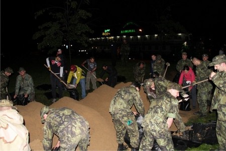 Desítky příslušníků Aktivní zálohy pomáhají během povodní