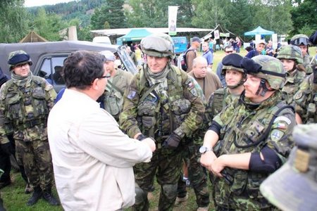 Ministr při debatě s vojáky AZ (1)