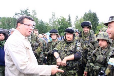 Ministr při debatě s vojáky AZ (2)