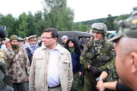Ministr při debatě s vojáky AZ (3)