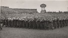 Vystoupení žákovského orchestru na stadionu při fotbalovém utkání v roce 1947