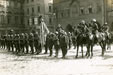 Přehlídky 1918 - 1939 - Příslušníci pěšího pluku 5 "T.G.M." dávají k poctě zbraň na Staroměstském nám. (kolem pol. 20 let)