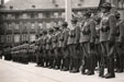 Přehlídky 1918 - 1939 - Slavnostní nástup jedné z čet (v uniformách čs. legií v Itálii) na nádvoří Pražského hradu (2. pol. 30. let 20. stol.)