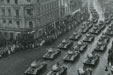 Proud tanků vyráží na přehlídku v roce 1953
