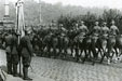 Slavnostní pochod jezdectva v roce 1934 na dnešním Náměstí Curieových v Praze