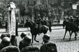 Slavnostní pochod jezdectva v roce 1934 v Praze mezi dnešním Náměstím Curieových a Náměstím Jana Palacha v Praze