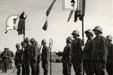 Standarty dělostřeleckých pluků 1 a 101 při slavnostním nástupu (počátek 30. let 20. století).