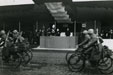 Cyklistická jednotka před tribunou v roce 1936