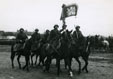 Pochod stráže standarty dragounského pluku čs. armády při přehlídce v r. 1936
