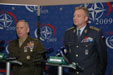 Hlavní účastníci tiskové konference - generál Mattis a generál Picek