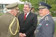 Místopředseda Poslanecké sněmovny PČR Vojtěch Filip, brigádní generál Čestmír Tesařík a brigádní generál v.v. Miloslav Masopust diskutují před začátkem pietního aktu