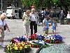 U památníku se zastavují kolemjdoucí
