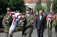 Předseda Senátu Sobotka při pokládání věnců