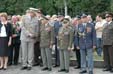Generál Miloslav Masopust z Československé obce legionářské se zdraví s generálmajorem Bečvářem.