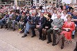 Účastníci slavnosti na přímořské promenádě v De Panne