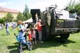 Návštěvníci si prohlížejí techniku 13. dělostřelecké brigády II. 