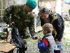 Účastníci Bambiriády si prohlížejí ukázku vojáků