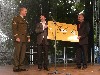 Generál Prokš přebírá symbolický šek, ze kterého bude hrazena pomoc kosovským školákům