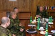 Na birefingové místnosti se generál Picek seznámil s organizací a úkoly Základny oprav