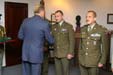 Generálporučík Picek předává certifikát veliteli sil česko-slovenského bojového uskupení plukovníku Jungovi 