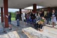 Velení, pozůstalí a hosté na tribuně při čtení rozkazu ministra obrany ke Dni ozbrojených sil