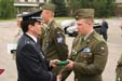 Brigádní generál Martinů předává čestnou medaili veliteli rotního úkolového uskupení