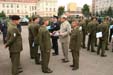 Policejní prezident a zástupce náčelníka Generálníhoš tábu předávají pamětní list všem příslušníkům RÚU