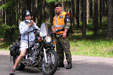 Vojenský policista kontroluje motocyklistu ve VVP