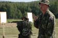 Instruktor CSAR Robert Chudý velí "hop" při střelbě