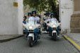 Motocyklová jednotka opouští prostor soustředění v kasárnách "U Uršulinek"