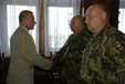 Generál Baloun blahopřeje plukovníkovi Domorákovi k udělení odznaku