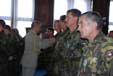 Generál Baloun dekoruje jednoho z vyznamenaných příslušníků AZ