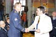 Náměstek Salivar předává vyznamenání generálu Pickovi