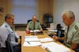 Na ranní poradě s plukovníkem Pavlem Kantorem, velitelem Posádkového velitelství Praha a plukovníkem Stanislavem Krejčí, ředitelem Ředitelství zahraničních aktivit.