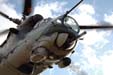 Nad hlavou se zvedá Mi-24