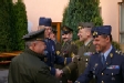Generál Picek a generál Bulík se zdraví s členy delegací