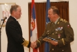 Admirál Fitzerald předává gen. Bálintovi významenání prezidenta USA