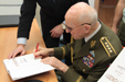 Armádní generál Tomáš Sedláček podepisuje svoji knihu "Vydržet" 1