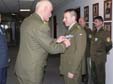 Generál Blaško předává medaili plukovníku Hlaváčovi